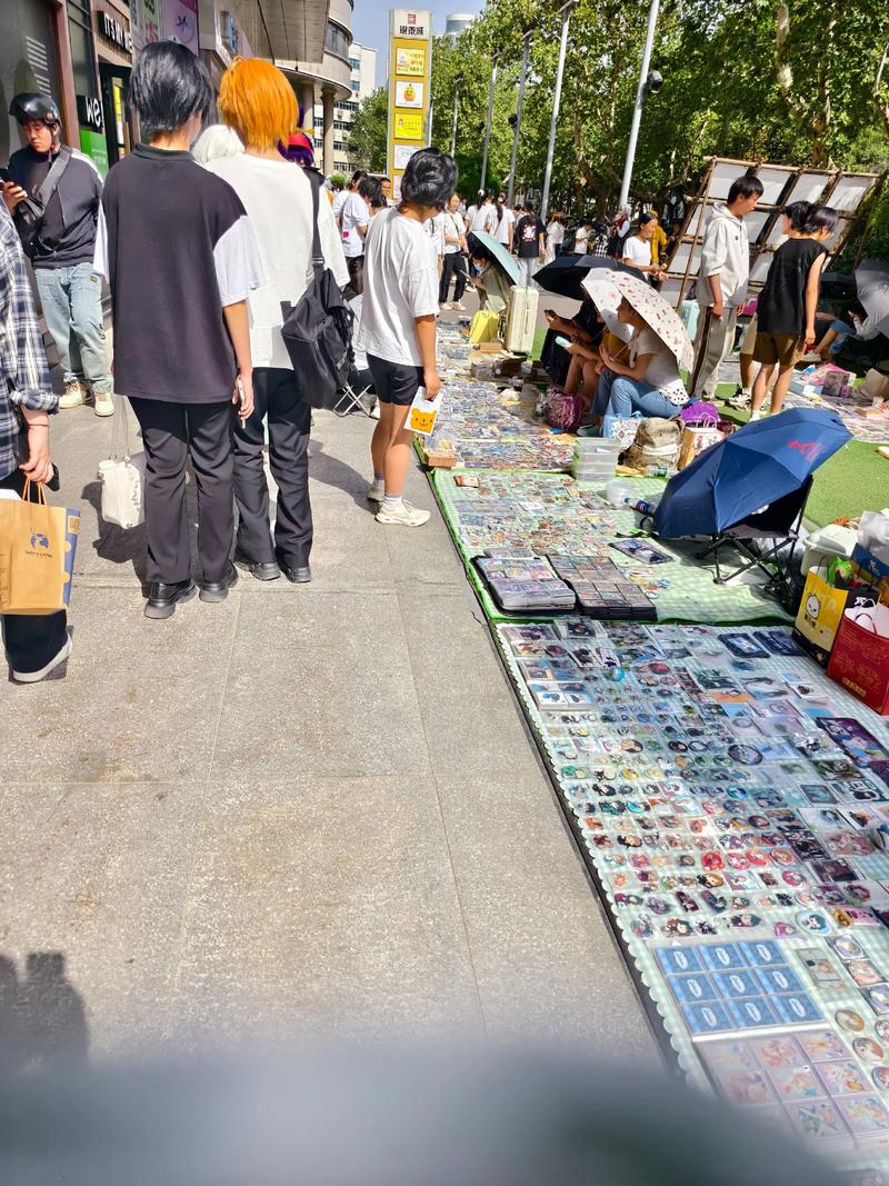 漫展现场谷子摊位琳琅满目的周边