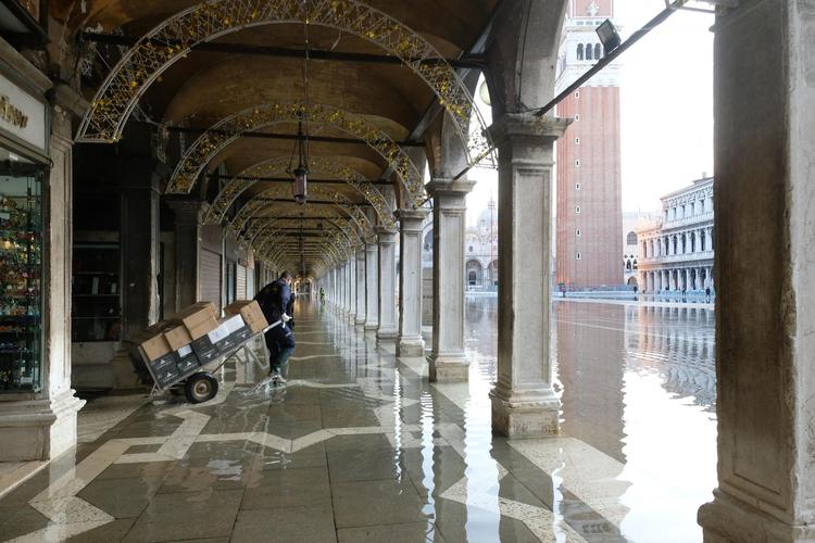 威尼斯雨后积水建筑倒影