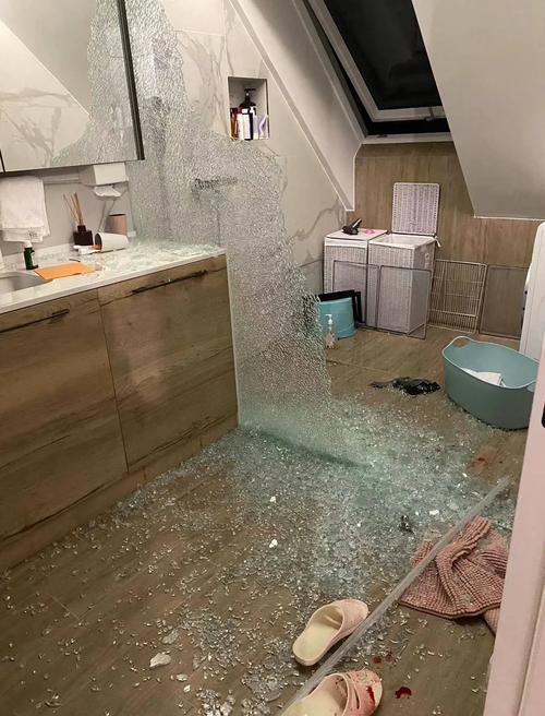 卫生间钢化玻璃自爆现场碎片