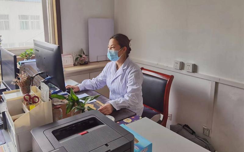 医院门诊办公室开具正式诊断证明的办公场景图