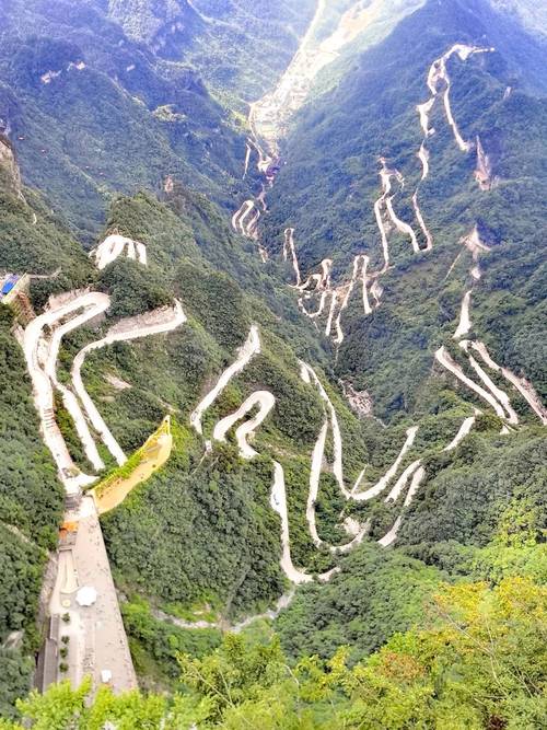 张家界天门山盘山公路远景