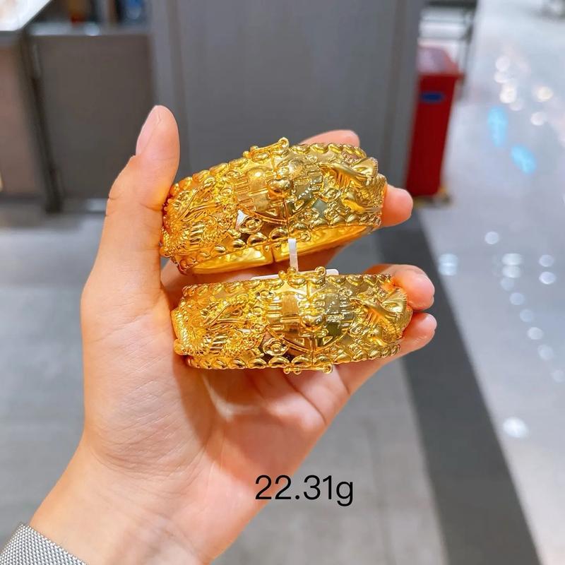 黄金龙凤手镯与白金钻石手链婚礼对比