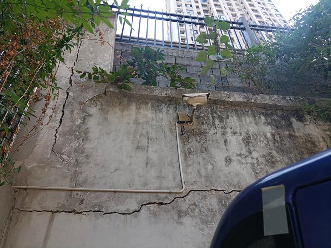 市政施工破坏小区墙面开裂现场图