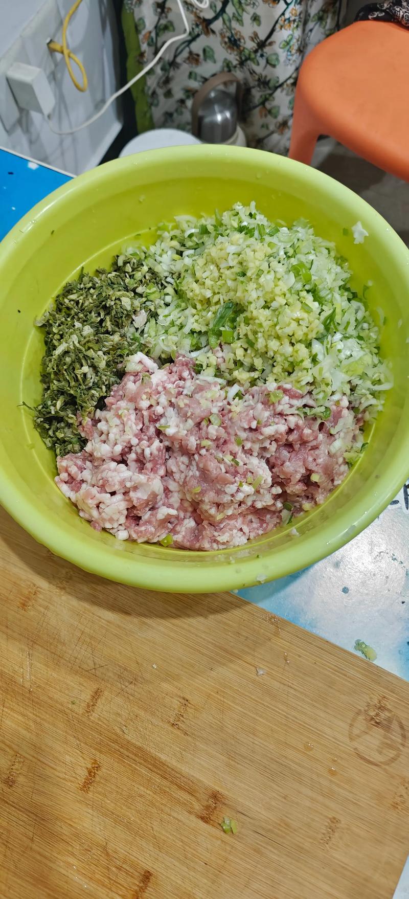 调好的猪肉大葱饺子馅特写