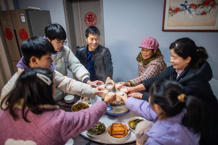 工业从业者家庭大年初一家族聚会合影