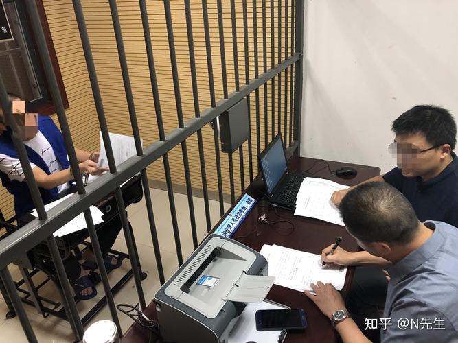律师会见犯罪嫌疑人时谈话场景照片