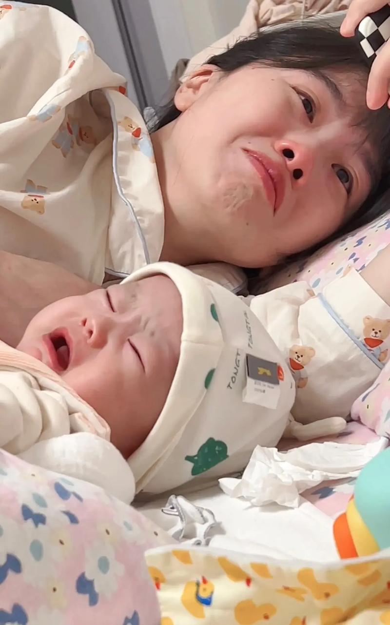 夜间卧室新手妈妈安抚哭闹新生儿实拍