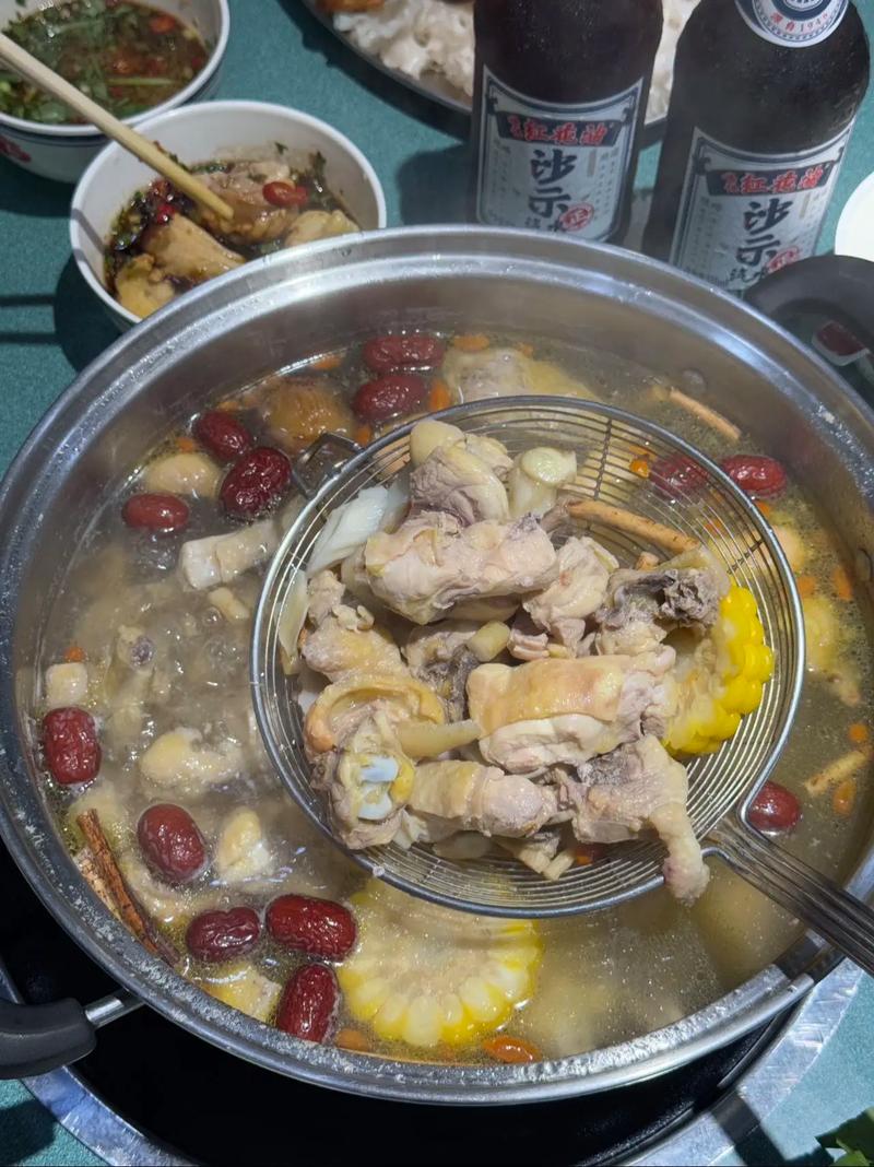 粤式打边炉清汤锅底，漂浮枸杞红枣，食材新鲜