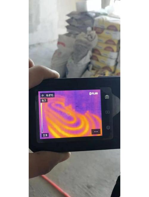 装修工使用红外热成像仪检测地暖漏水点
