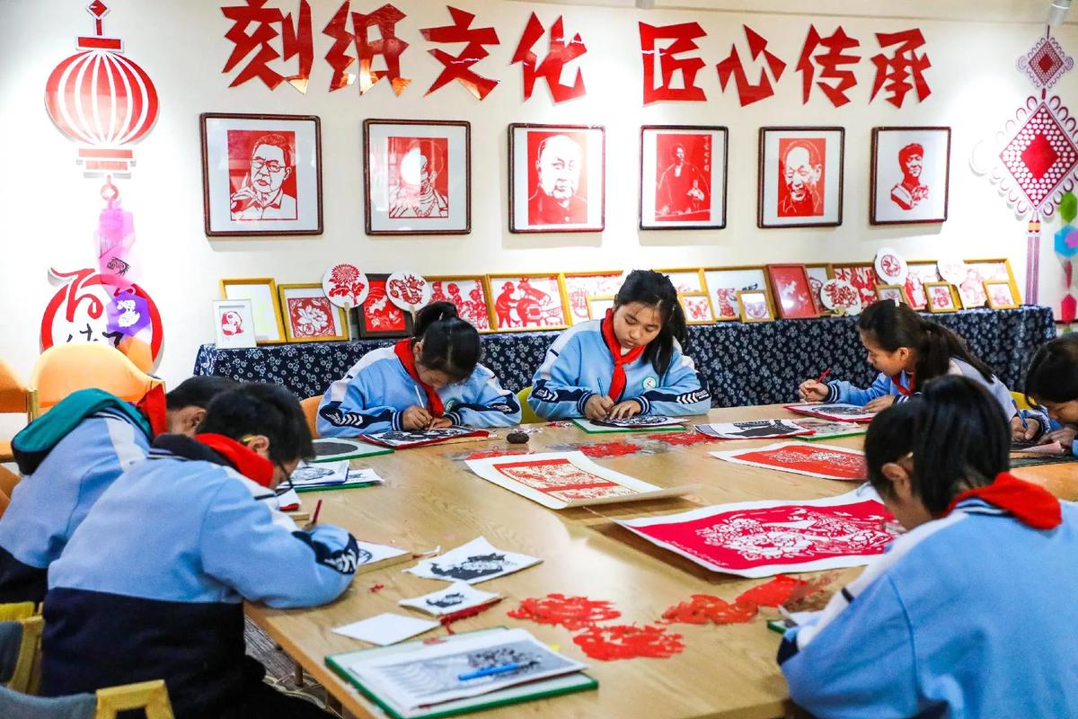 非遗传承人进校园课后服务教剪纸