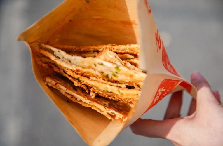 南漳武安镇老巷口现烤的焦脆猪油饼与粗瓷碗温黄酒