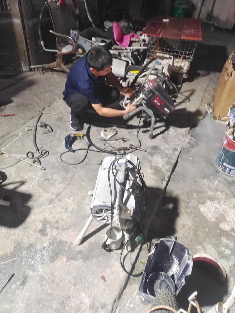 吸料机厂家售后工程师深夜维修现场