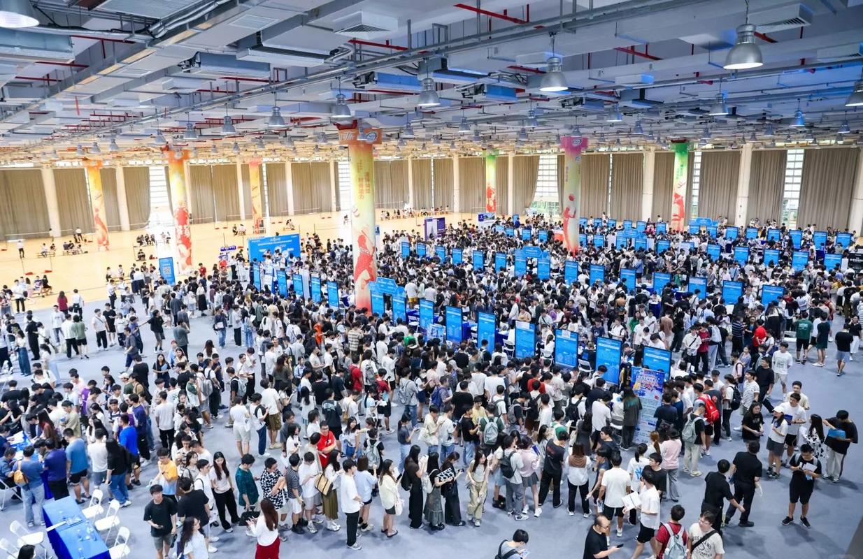 大型国企校园招聘会人山人海