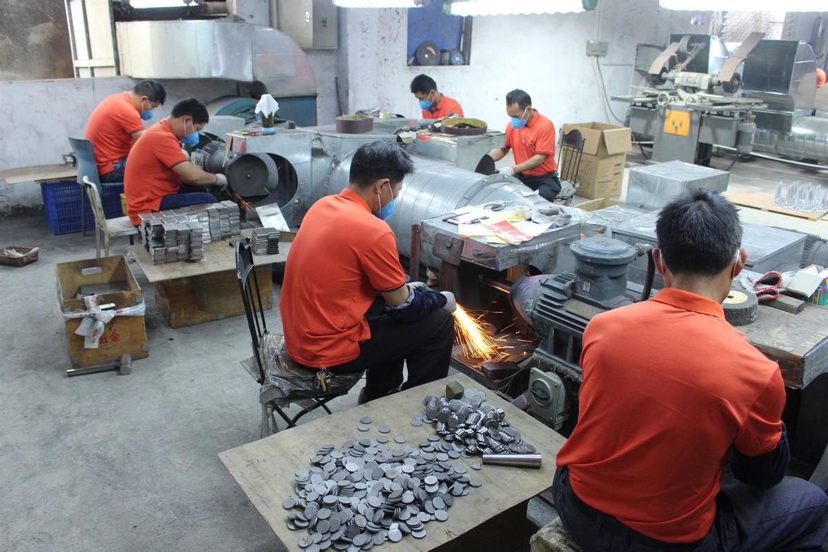 珠三角五金工厂车间工人等待领料场景图