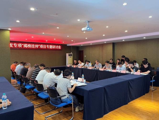 企业技术人员与高校团队在揭榜挂帅现场热烈讨论技术难题