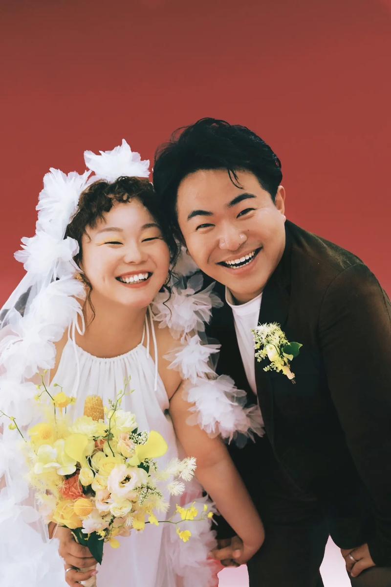 一场个性搞怪婚礼上新郎新娘开心大笑