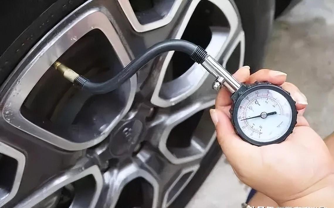 汽修师傅用胎压表测量汽车轮胎气压实拍