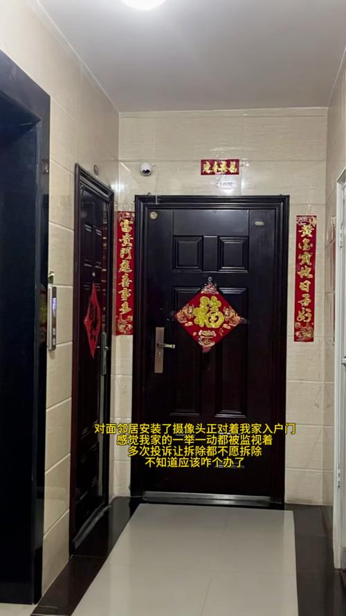 居民家门口正对邻居家门的错误监控安装实拍