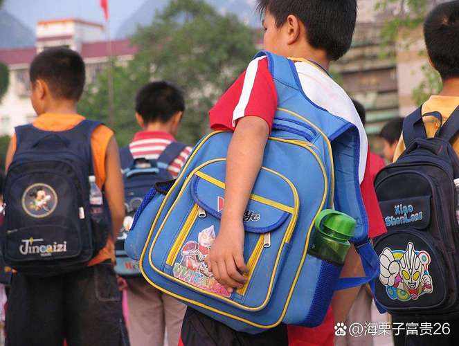 小学生超重书包压歪肩膀实拍