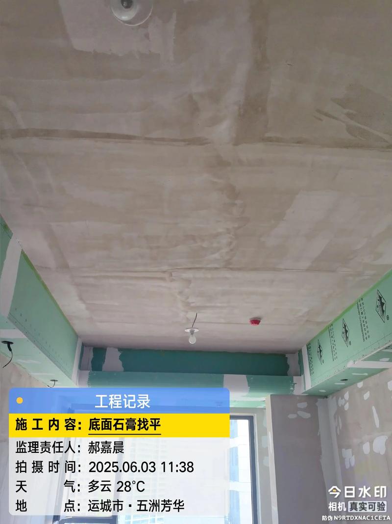 油漆工正在粘贴石膏角花 工地现场特写