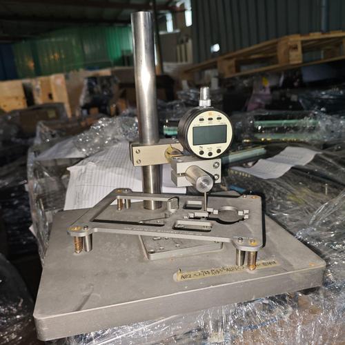 治具精度检测现场 工人用千分表测量夹具定位面