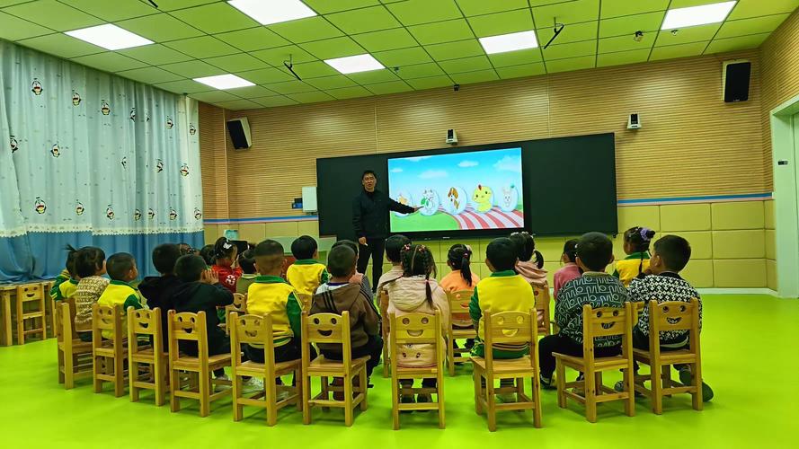 幼儿园老师演示身体界限教学现场