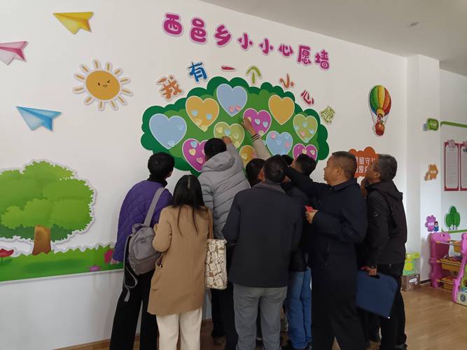 城市留守儿童家庭的专属陪伴墙,贴满彩色便利贴和儿童画