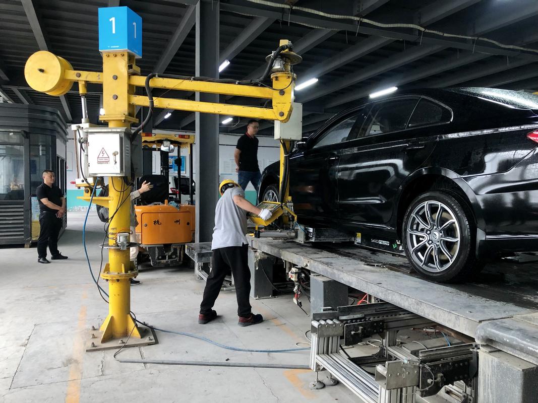 南京街头网约电车换电机械臂作业现场