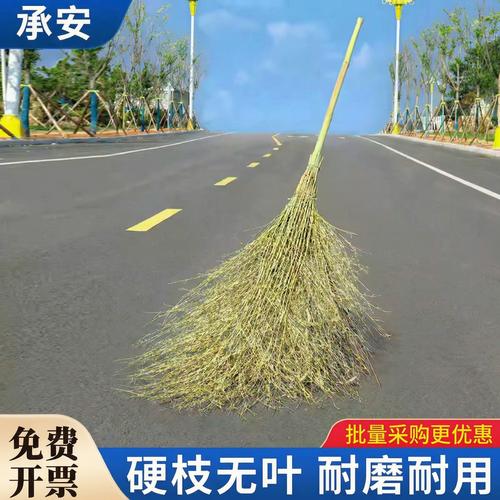 长沙解放西路环卫工自制金竹扫帚细节