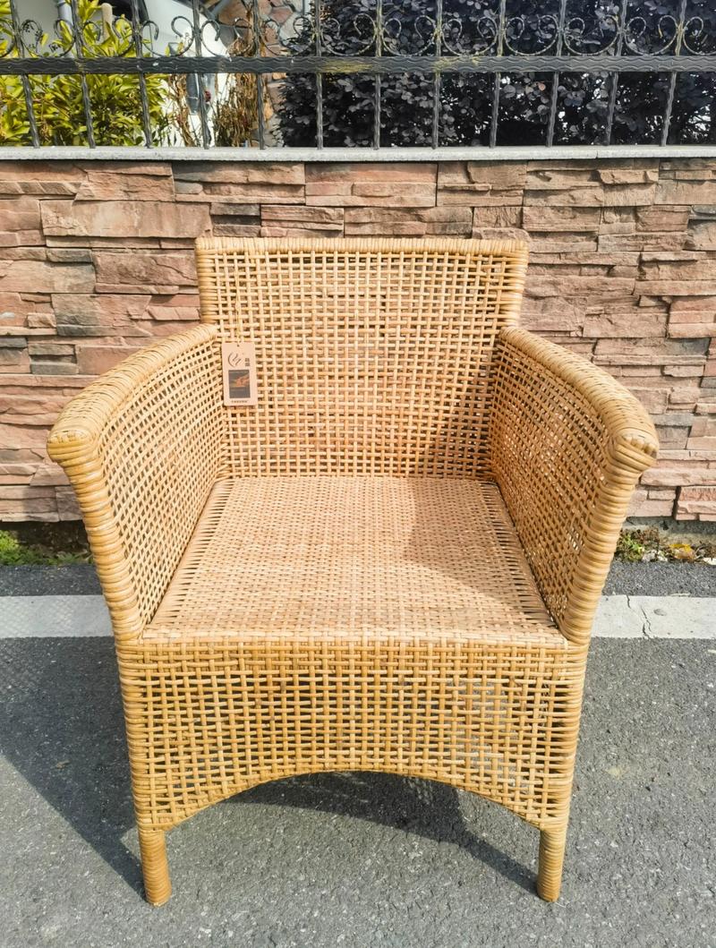 手工编织藤椅扶手特写