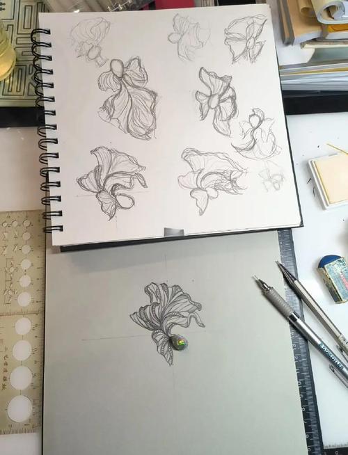 徽章设计师工作台草图与珐琅样品
