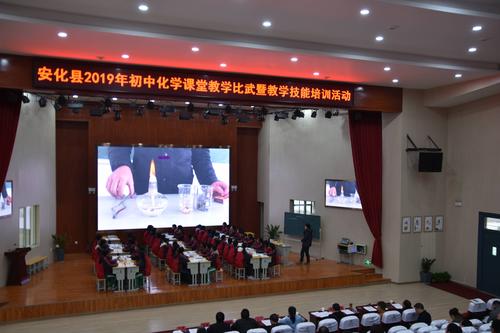 教师利用手机拍摄学生实验进行投屏讲解