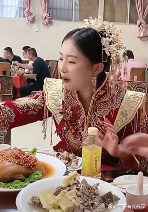 新娘身着婚纱蹲在地上吃饺子搞笑场景