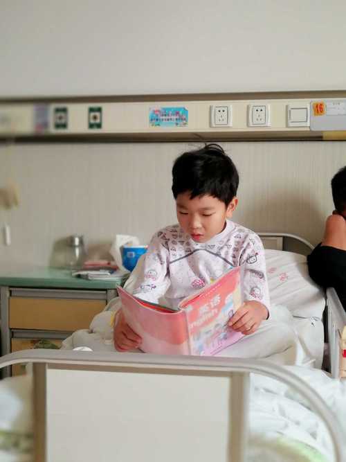 乡村卫生室长椅上独自攥着透明退烧药袋的小男孩