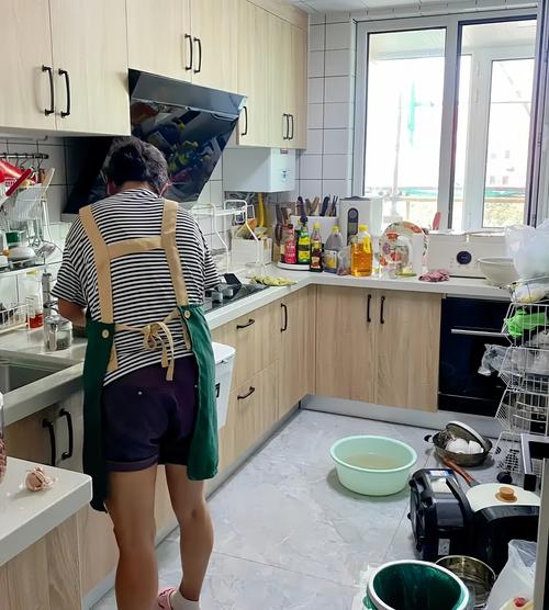 普通家庭日常做饭的厨房操作路径实拍图