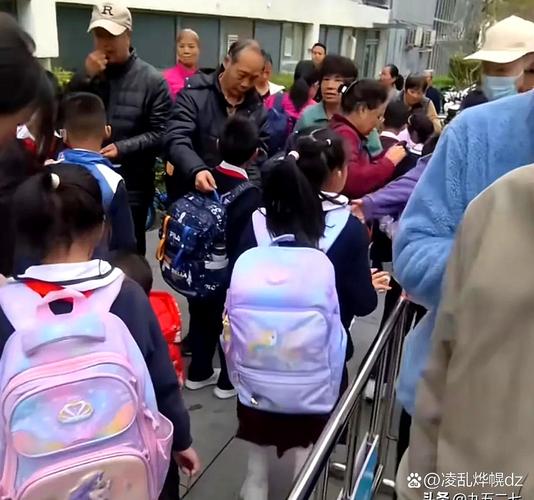 普通妈妈接娃放学帆布背包随手拍