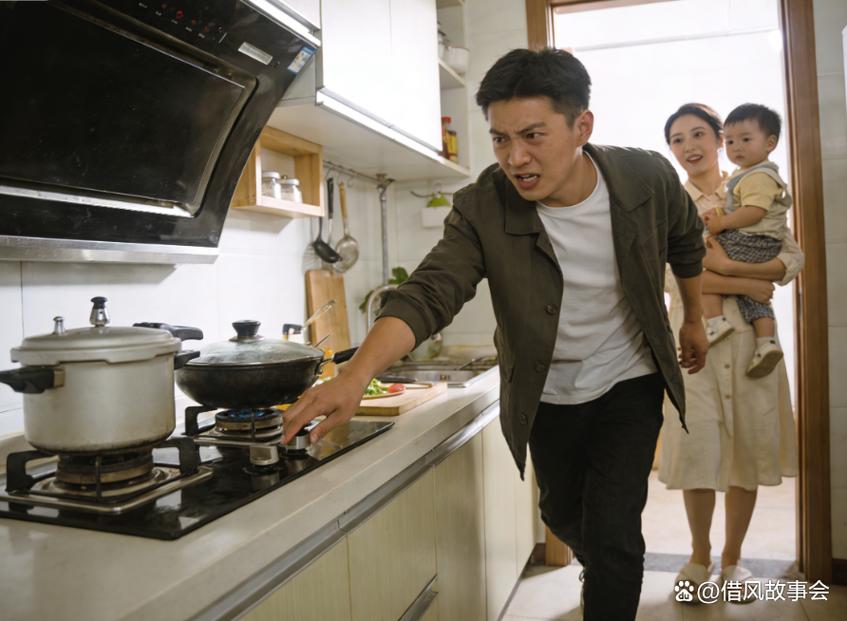 工业职场父母夜班后赶回家陪孩子吃早餐