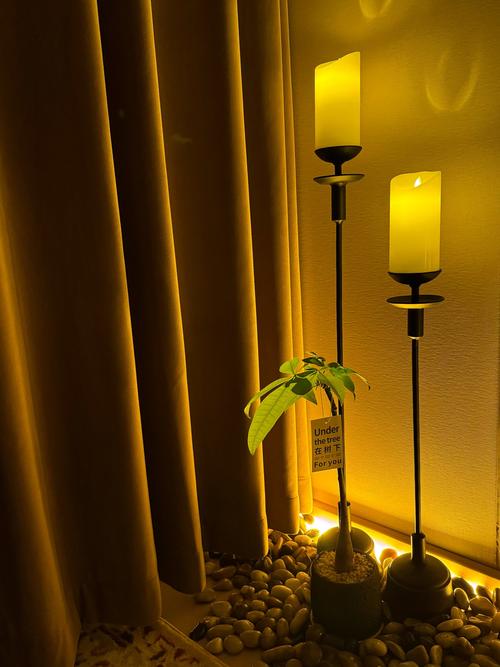 深夜茶楼暖黄灯光