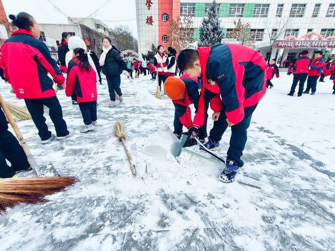北方小学冬季校园除雪项目式学习照