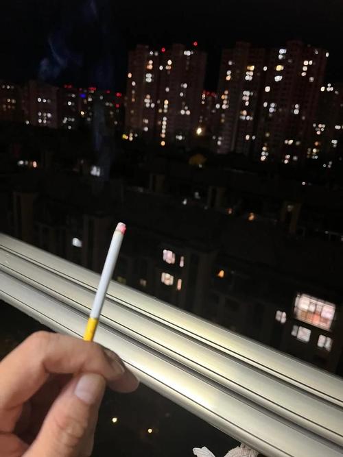 办公室工位阳台抽烟发呆场景