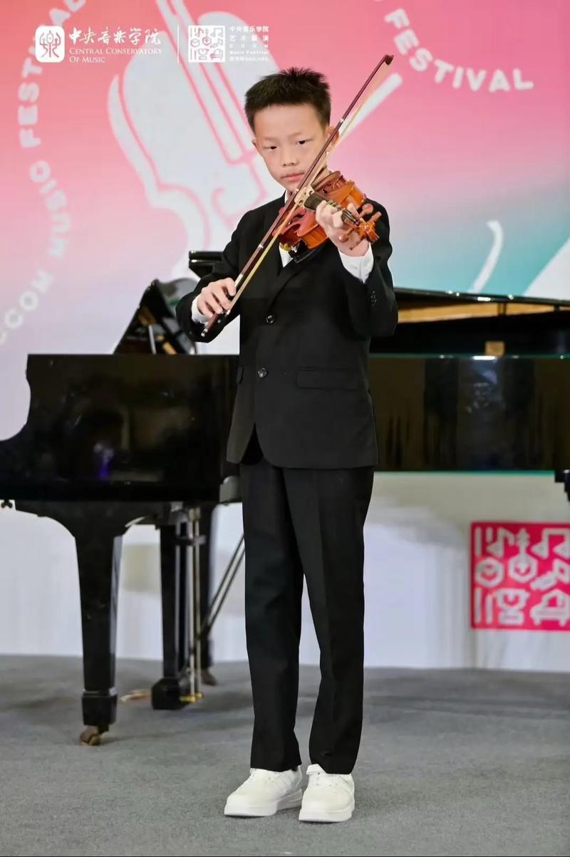 中学生街头拉小提琴赚取午餐费