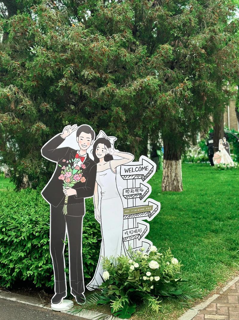 新娘穿坡跟鞋在草坪上行走的婚礼特写