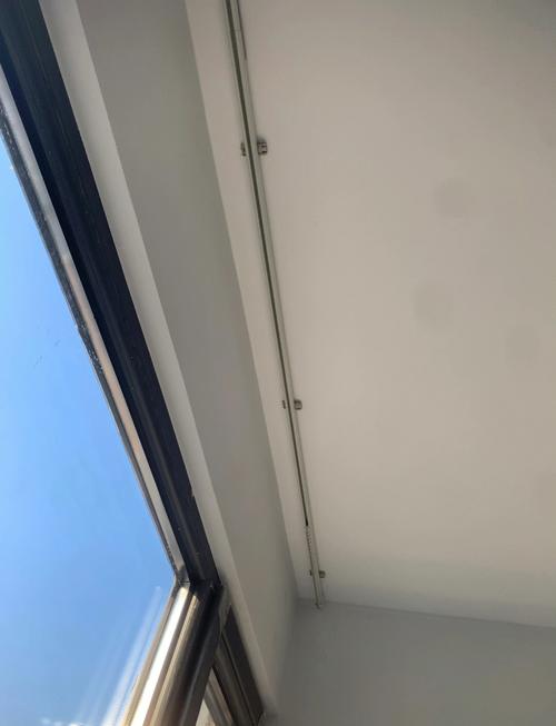 旧房翻新客厅窗帘轨道安装现场图