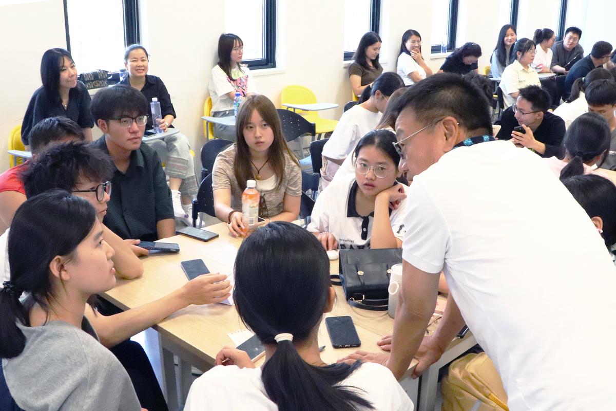 语文课堂学生开放性问题自由讨论场景