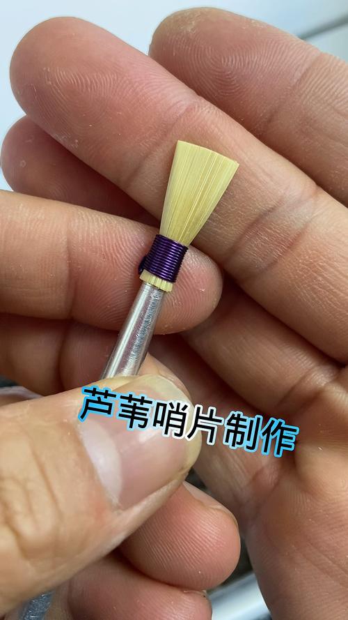南漳呜音喇叭传承人手工削制芦苇哨片