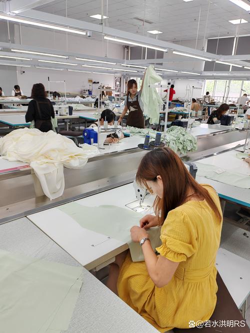 制造工业园产后妈妈回岗操作质检设备实拍