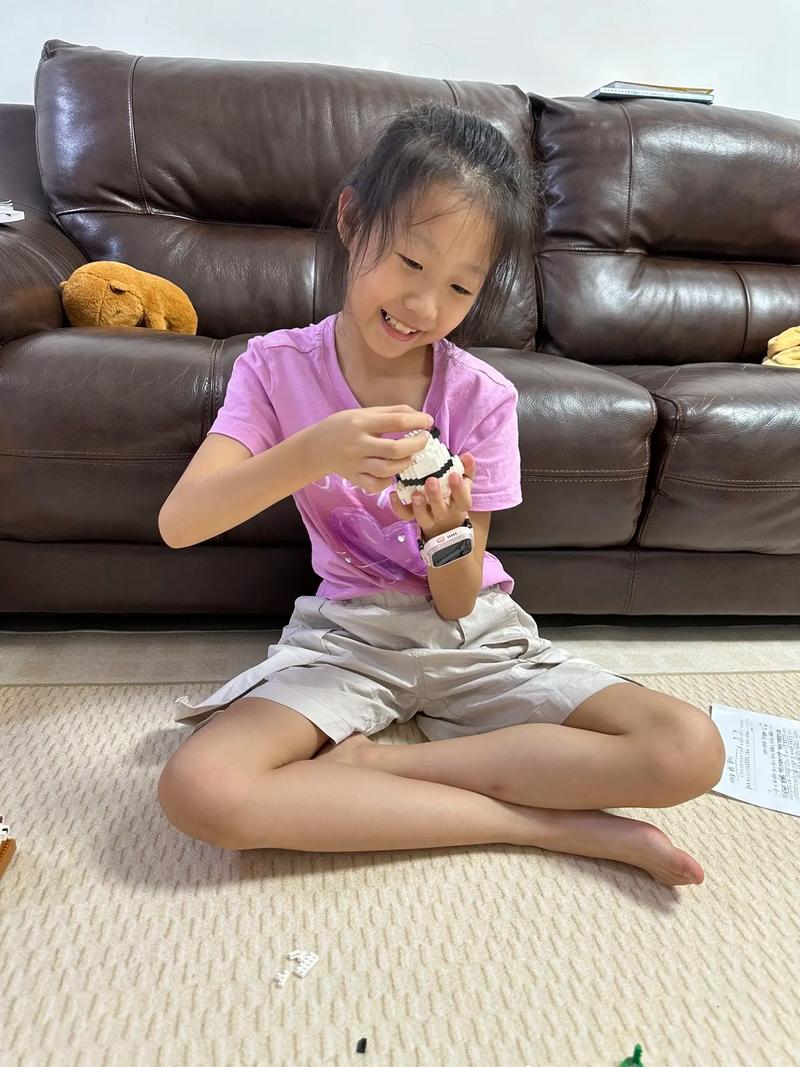 孩子写完作业后在客厅拼乐高的休闲场景