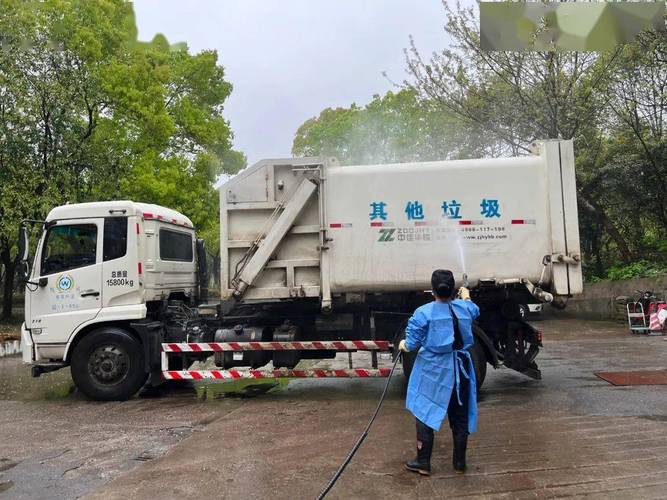 长沙解放西路路边放空酒瓶的清洁车