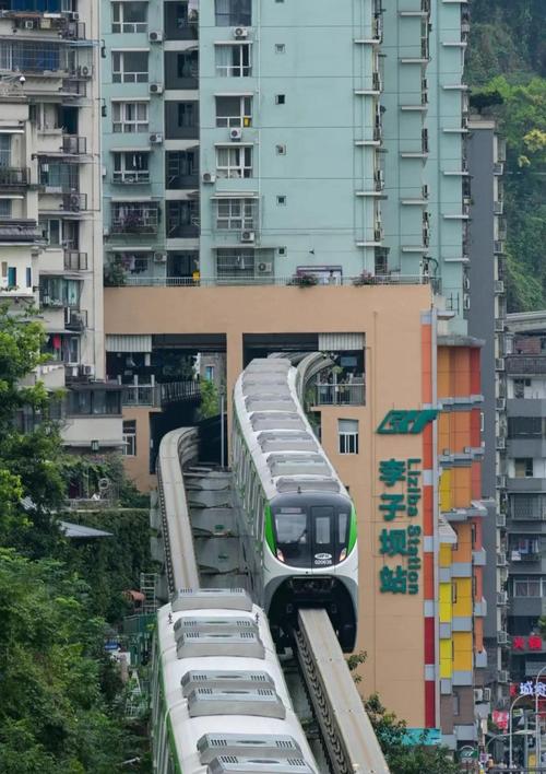 重庆李子坝轻轨穿楼最佳拍摄点