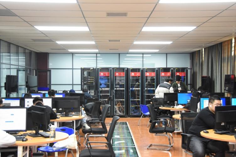 网络安全底层技术研发实验室工作场景